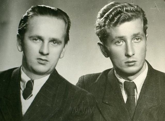 KKE 3077-22.jpg - Od lewej: Zdzisław Borejszo i Aleksander Borejszo (AK Walczyli o Wilno), Lublin, 1955 r.